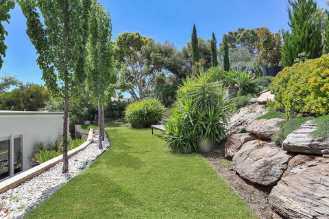 Barossa White House - Accommodation Directory 2