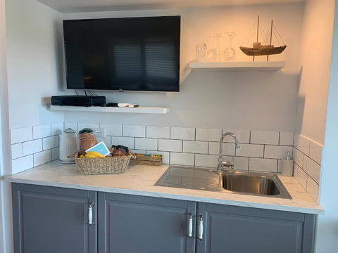 B & B On The Water - Accommodation Directory 2
