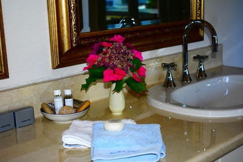 Sapphire Shores Luxury Retreat - Accommodation Directory 1