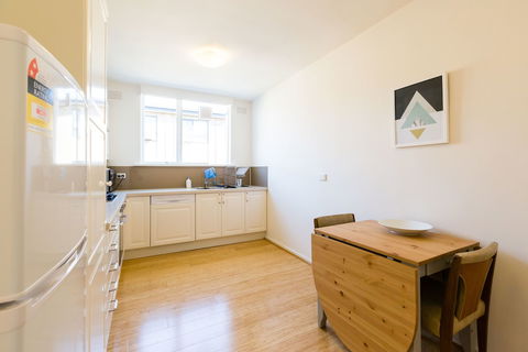 ROSIE, 2BDR St.Kilda Apartment - Accommodation Directory 2