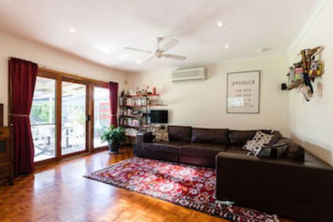 KELLY, 3BDR Northcote House - Accommodation Directory 0