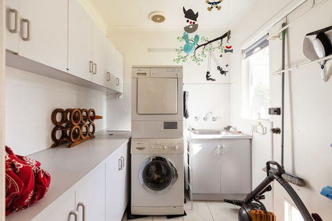 KELLY, 3BDR Northcote House - Accommodation Directory 2