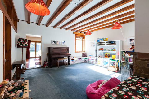 KELLY, 3BDR Northcote House - Accommodation Directory 3