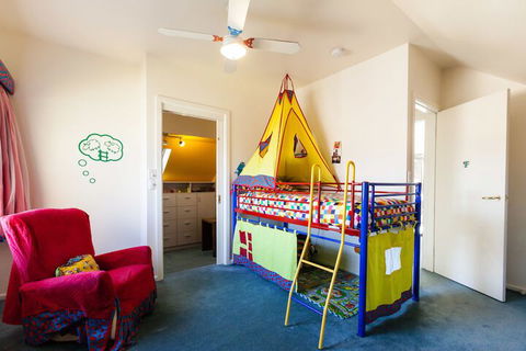 KELLY, 3BDR Northcote House - Accommodation Directory 1