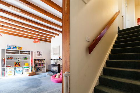 KELLY, 3BDR Northcote House - Accommodation Directory 7