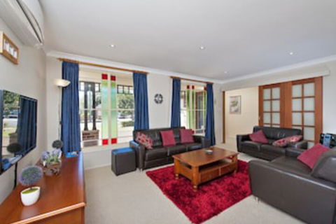 The Bay House 48 Government Road - Accommodation Directory 0