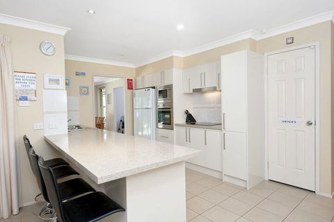 The Bay House 48 Government Road - Accommodation Directory 4