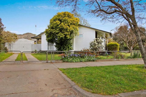 Delany Surprise Pet Friendly House - Accommodation Directory 1