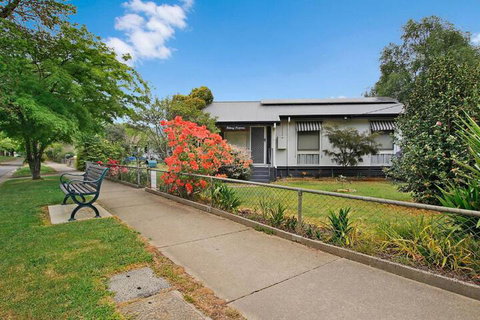 Delany Surprise Pet Friendly House - Accommodation Directory 4