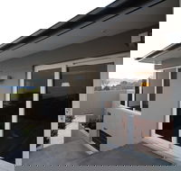 Sunny Sandy Bay Apartment