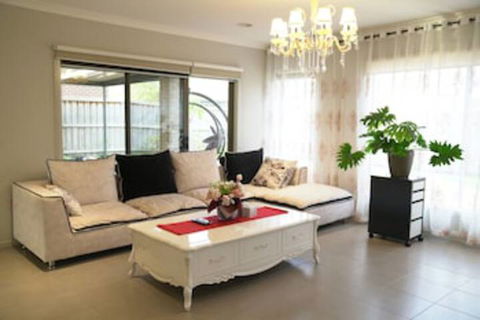 Cozy & Spacious House In Melbourne - Accommodation Directory 0