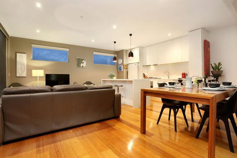 Essendon Sub Penthouse On Napier - Accommodation Directory 3