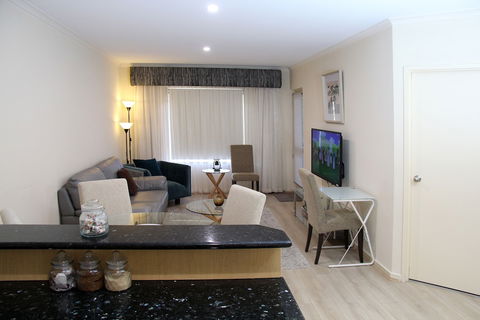 Adelaide CBD Apartment - 3BR, 2Bath & Carpark - Accommodation Directory 6