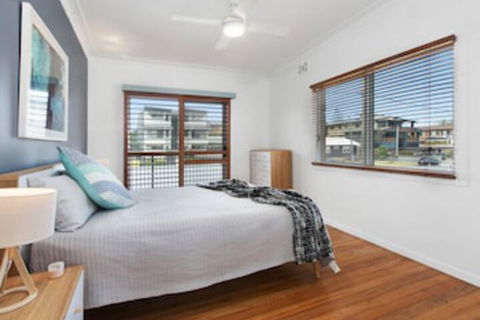 BEACH HOUSE On PEARL - Accommodation Directory 0