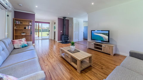 Loch Retreat 550m TO Town - Accommodation Directory 0