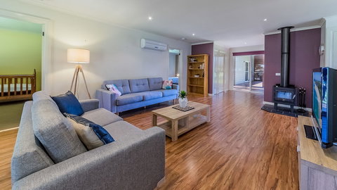 Loch Retreat 550m TO Town - Accommodation Directory 3