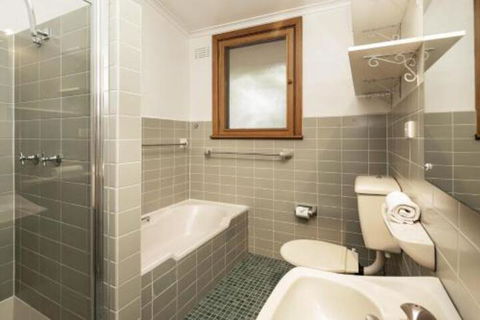 Alpine House Views Over Lake Jindabyne & The Snowy Mountains - Accommodation Directory 3