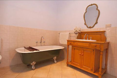 Charlie Bates Cottage - Accommodation Directory 3