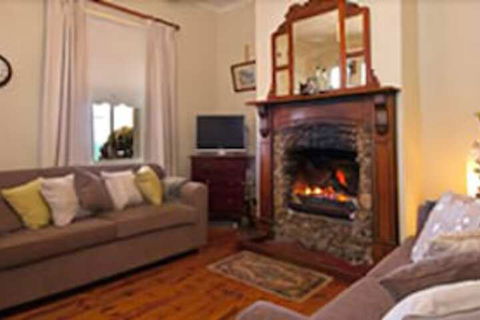 Charlie Bates Cottage - Accommodation Directory 2