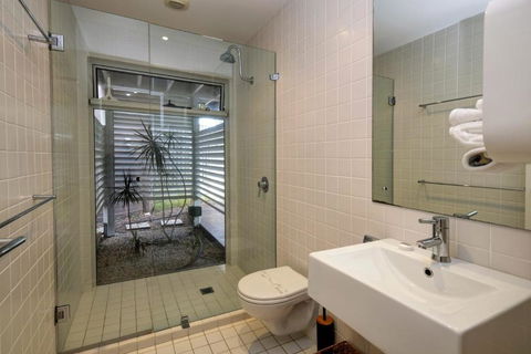 BEACH BAY BEE PET FRIENDLY - Accommodation Directory 5