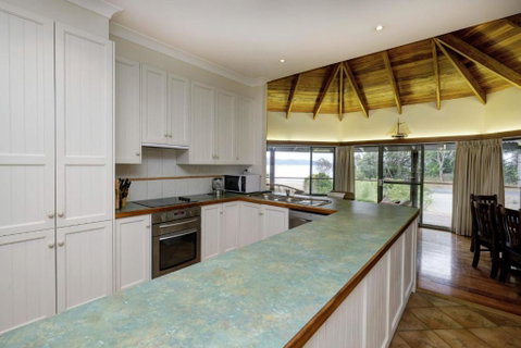 FAR SHORE - Accommodation Directory 6