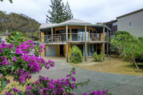 FAR SHORE - Accommodation Directory 4