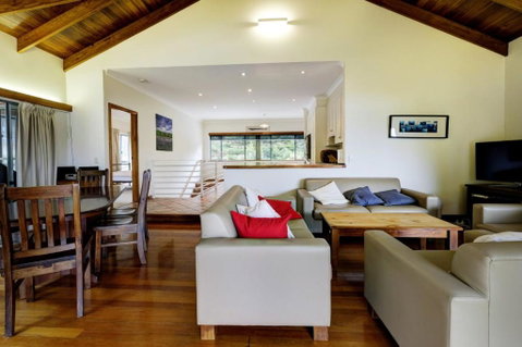 FAR SHORE - Accommodation Directory 2