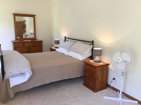 FAR SHORE - Accommodation Directory 7