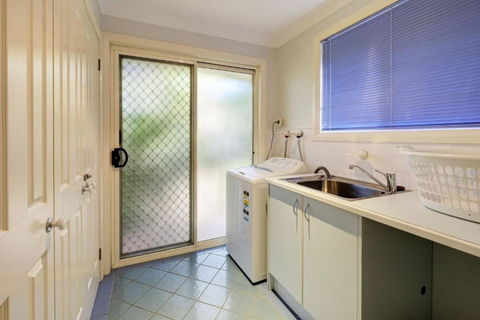 FRANGIPANI BEACH HOUSE PET FRIENDLY 22 Belbourie Cres Boomerang Beach - Accommodation Directory 2