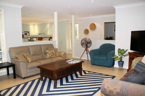 FRANGIPANI BEACH HOUSE PET FRIENDLY 22 Belbourie Cres Boomerang Beach - Accommodation Directory 6