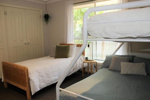 FRANGIPANI BEACH HOUSE PET FRIENDLY 22 Belbourie Cres Boomerang Beach - Accommodation Directory 1