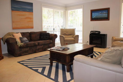 FRANGIPANI BEACH HOUSE PET FRIENDLY 22 Belbourie Cres Boomerang Beach - Accommodation Directory 4