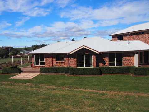 Country Meets Town - Accommodation Directory 3