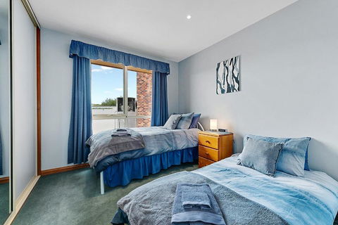 Country Meets Town - Accommodation Directory 4
