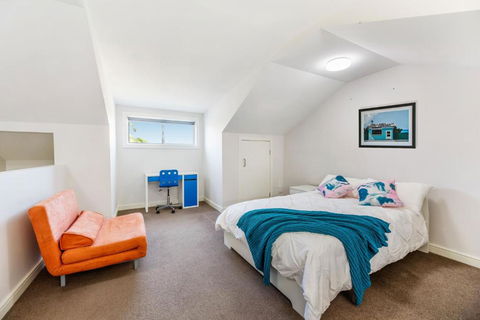 Relax In A Spacious & Modern Townhouse In Asquith - Accommodation Directory 6