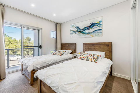 Relax In A Spacious & Modern Townhouse In Asquith - Accommodation Directory 1