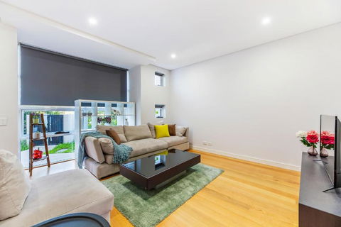 Relax In A Spacious & Modern Townhouse In Asquith - Accommodation Directory 5