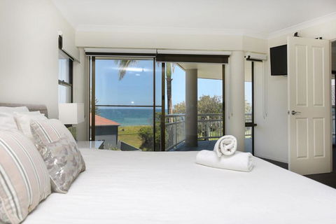BEACHSIDE MANOR Walk To The Beach - Accommodation Directory 3