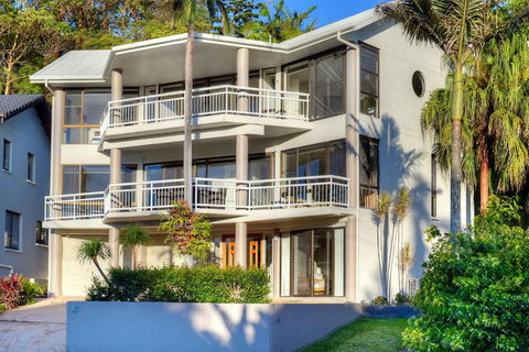 BEACHSIDE MANOR Walk To The Beach - Accommodation Directory 4
