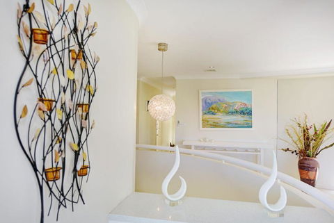 BEACHSIDE MANOR Walk To The Beach - Accommodation Directory 1