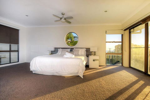 BEACHSIDE MANOR Walk To The Beach - Accommodation Directory 6
