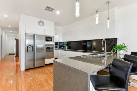 BENGALEE EXECUTIVE TOWNHOUSE MODERN & STYLISH - Accommodation Directory 5