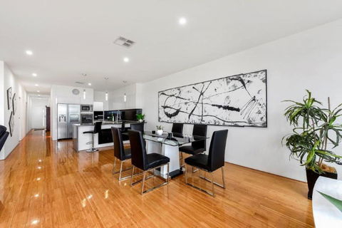BENGALEE EXECUTIVE TOWNHOUSE MODERN & STYLISH - Accommodation Directory 3
