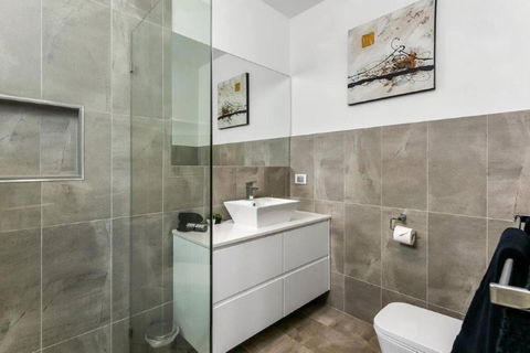 BENGALEE EXECUTIVE TOWNHOUSE MODERN & STYLISH - Accommodation Directory 1