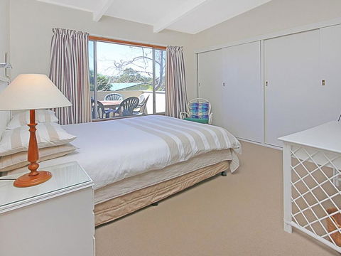 REST ASHORE At MOLLYMOOK - Accommodation Directory 5
