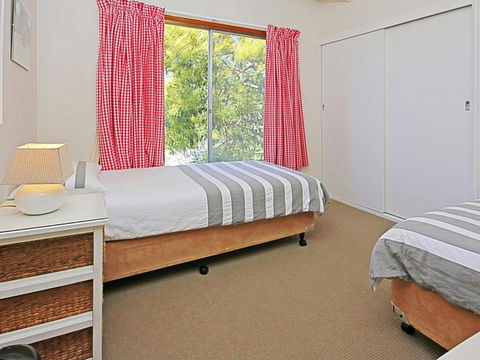 REST ASHORE At MOLLYMOOK - Accommodation Directory 2