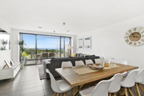 WATERFRONT TWO Position Perfect NEW LISTING 2019 - Accommodation Directory 5