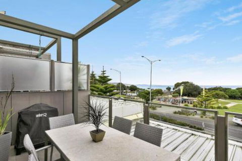 WATERFRONT TWO Position Perfect NEW LISTING 2019 - Accommodation Directory 3