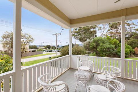 BEACHSIDE GETAWAY DROMANA - Accommodation Directory 1