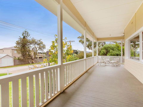 BEACHSIDE GETAWAY DROMANA - Accommodation Directory 5